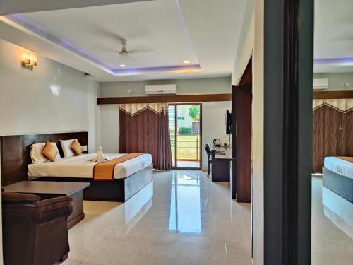班迪普Bandipur Wildlife Resort & Spa, Bandipur的酒店客房设有床和客厅。