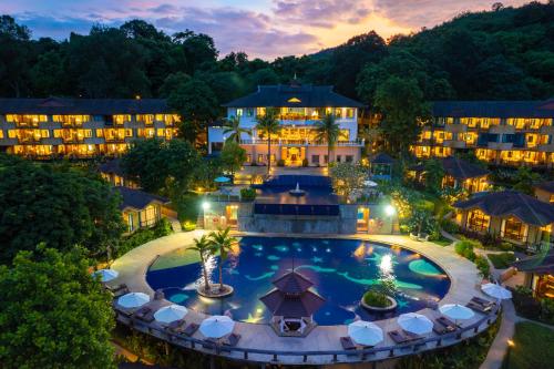 波湾Supalai Scenic Bay Resort And Spa, SHA Extra Plus的享有酒店空中景色,晚上设有游泳池