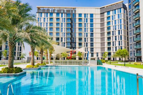 迪拜Expo Village Serviced Apartments的大型建筑前的大型游泳池