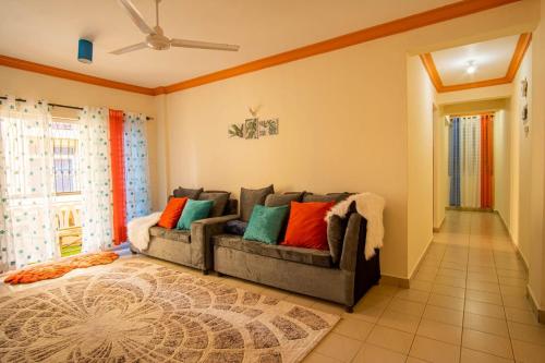 姆特瓦帕FARAJAH 3BR BY MTWAPA HOMESTAY的客厅配有带色彩缤纷枕头的沙发