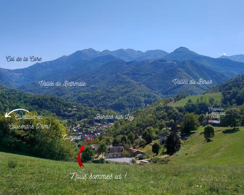 Les Bordes-sur-LezLes Chatougoulis的享有远处山谷和山脉的美景