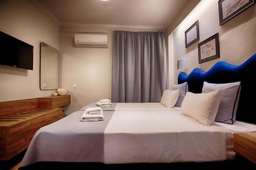 雅典FALIREON HOTEL的一间卧室配有一张大床和一架钢琴