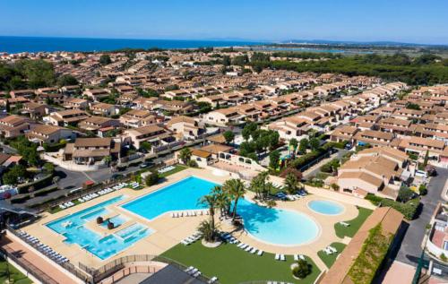 波尔蒂拉盖Belle villa de vacances climatisée, residence TAMARIS, wifi, 2 chambres 4 à 6 couchages, accès payant pour les piscines et animations , PORTIRAGNES PLAGE LRTAMA57的享有度假胜地的空中景致,设有2个游泳池