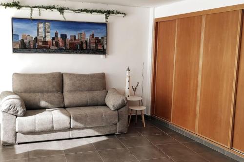 法罗德卡勒拉Precioso apartamento en el Faro de Cullera的带沙发和木柜的客厅