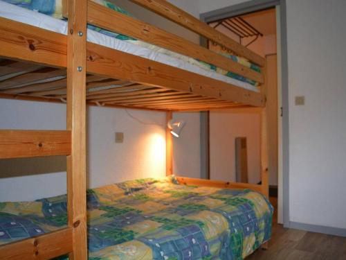 大博尔南Appartement Le Grand-Bornand, 1 pièce, 4 personnes - FR-1-241-176的一间卧室配有两张双层床。