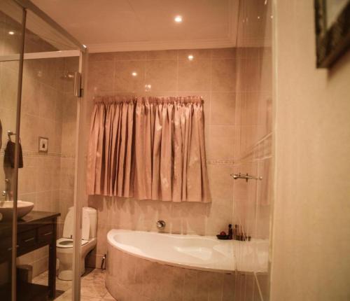 哈特比斯普特Guesthouse Serenity的带浴缸、卫生间和盥洗盆的浴室