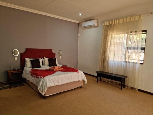 哈特比斯普特Guesthouse Serenity的一间卧室设有一张大床和一个窗户。