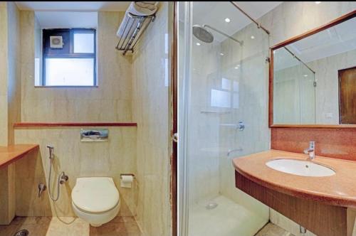 新德里AMARA HOTEL的浴室配有卫生间、盥洗盆和淋浴。