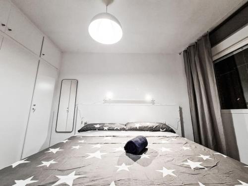 穆尔西亚Lujoso piso en Plaza de Toros的一间卧室,床上有星星床
