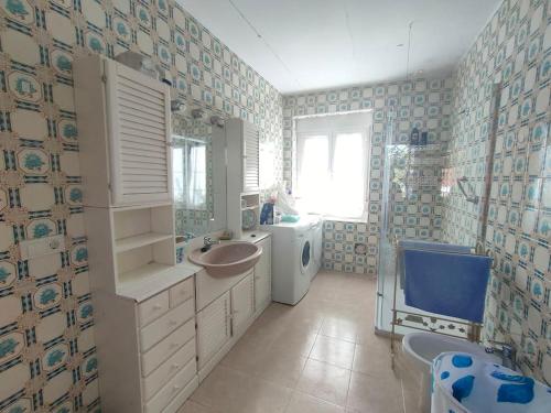 AdaneroChalet de Tony Verde en plena naturaleza的一间带水槽和洗衣机的浴室