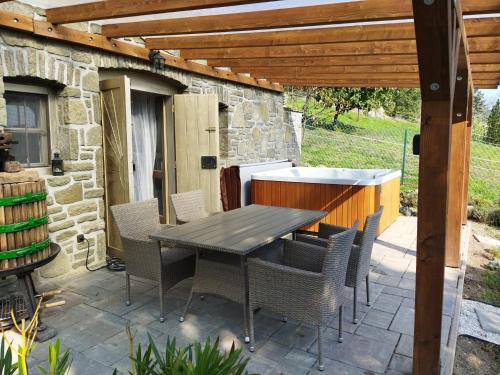 蒂豪尼Boti Hill Natural的一个带桌椅的木制凉棚天井