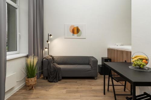 维尔纽斯Air Apartment 105的客厅配有沙发和桌子