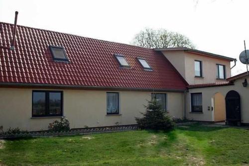 德雷施维茨Rügen Fewo 38的一座大型白色房屋,设有红色屋顶