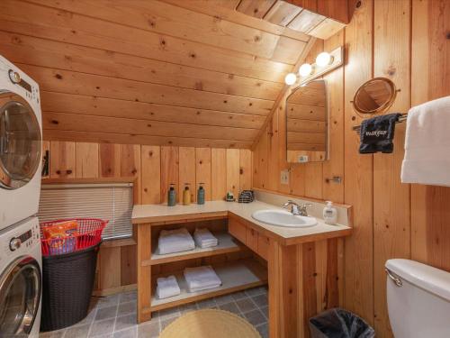 玛瑙湾Ons Huis Cabin的一间带水槽和洗衣机的浴室