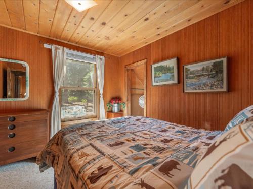 玛瑙湾Ons Huis Cabin的一间卧室设有一张床和一个窗口