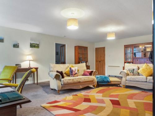 UlphaPass the Keys Cosy Home in the Idyllic Duddon Valley的客厅配有两把椅子和一张沙发