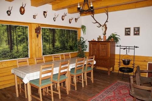 BábolnaFenyves Vendégház的一间带桌椅和窗户的用餐室