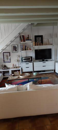 锡斯特龙Etxe Laminak的客厅配有白色沙发和电视