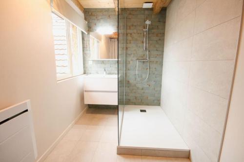 鲁法克Gîte Aux Quatre Vents avec Terrasse的带淋浴和盥洗盆的浴室