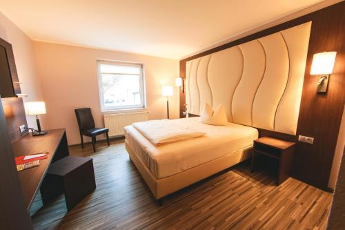 布鲁赫萨尔帕拉萨布鲁萨尔酒店的酒店客房设有床和窗户。