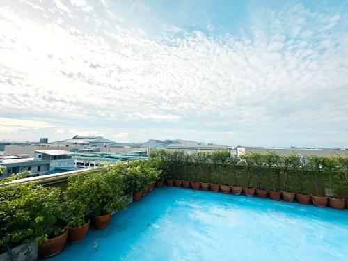 曼谷The Island Resort的建筑物屋顶上的游泳池