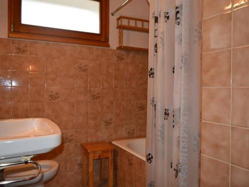 大博尔南Appartement Le Grand-Bornand, 2 pièces, 5 personnes - FR-1-241-147的浴室配有盥洗盆、卫生间和浴缸。