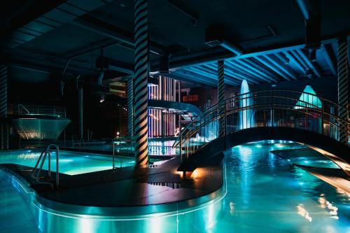 伊马特拉Holiday Club Saimaa Apartments的一座带桥梁的游泳池