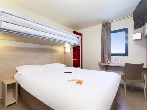 索恩河畔沙隆新沙珑苏尔索恩普瑞米尔经典酒店的酒店客房设有一张白色大床和一张书桌
