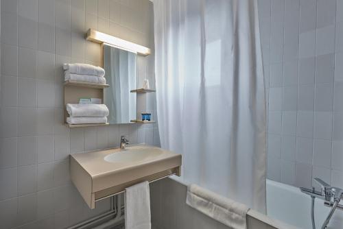 丰罗穆L'Oree du Bois的一间带水槽、镜子和淋浴的浴室