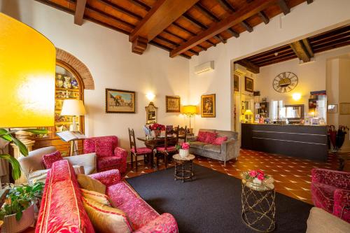 佛罗伦萨Hotel Maxim Axial的一间带红色沙发的客厅和一间用餐室