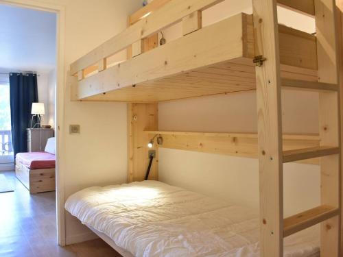 美贝尔Appartement Méribel, 1 pièce, 4 personnes - FR-1-180-206的一间卧室配有两张双层床。