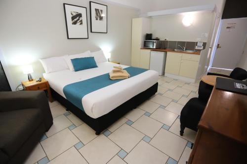 KallangurKallangur Motel的酒店客房带一张床和一个厨房