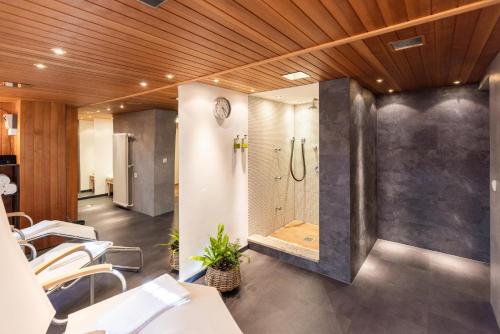 施利尔塞Hotel Hubertus Schliersee的设有带步入式淋浴间和步入式淋浴间的浴室