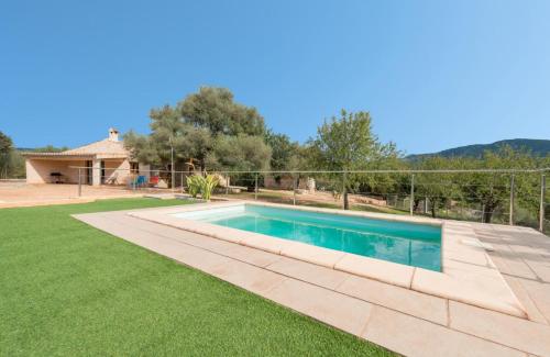 卡尔维亚Villa Calvià countryside的一座房子的院子内的游泳池