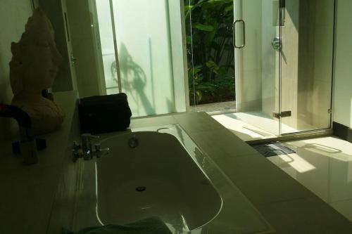 象岛The Terrace, spacious 3 bedroom luxury pool villa的一间带水槽和玻璃淋浴的浴室