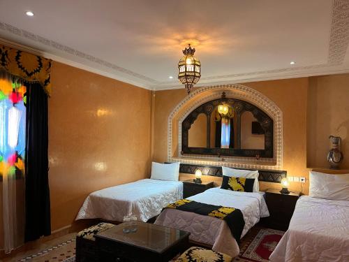 梅克内斯里亚德利塔基酒店的酒店客房,设有两张床和镜子