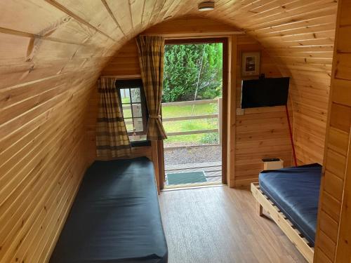 泰恩德拉姆Glamping Hut - By The Way Campsite的一间位于小房子内带两张双层床的房间