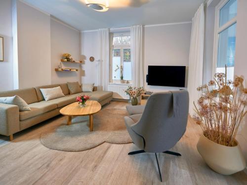 奥斯赛拜-塞林Ferienwohnung AMAPOLA - Villa Odin的客厅配有沙发和桌子