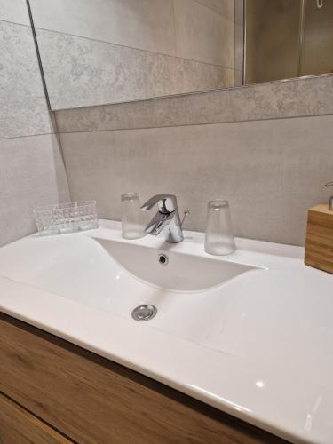 科尔马Hipster suites - Chez Axelle -的浴室设有白色水槽和镜子