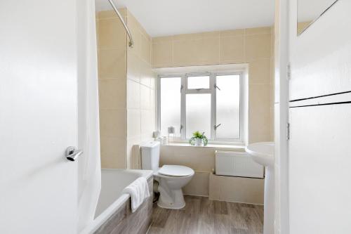 西德雷顿Brambles House West Drayton 3 Bedroom House with parking By MDPS的白色的浴室设有卫生间和水槽。