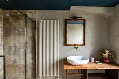 San NicolòCountry House Oliveto sul Lago的一间带水槽、镜子和淋浴的浴室