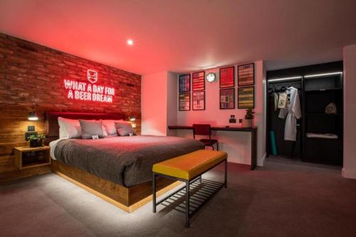 爱丁堡BrewDog DogHouse Edinburgh的一间卧室配有一张红色照明床