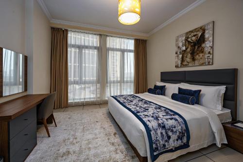 多哈Al Gassar Resort的一间卧室配有一张床、一张书桌和一台电视