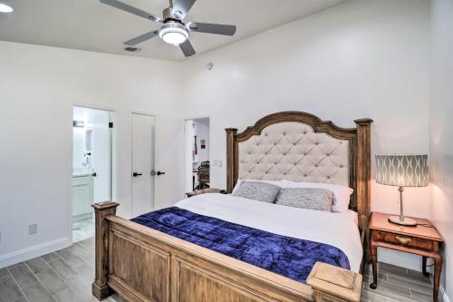 庞特韦德拉比奇Casa Azul Modern Ponte Vedra Beach Bungalow的一间卧室配有一张大床和吊扇