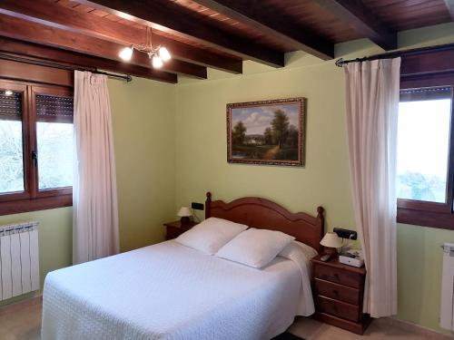 穆特里库Pikua Landetxea的卧室配有白色的床和2扇窗户。