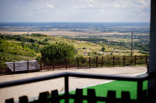 普洛耶什蒂Casa Seciu的阳台设有长凳,享有田野美景。