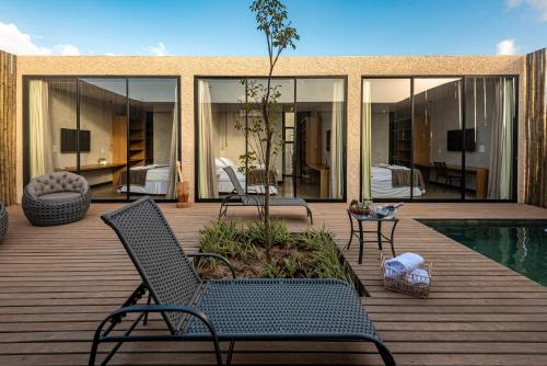 圣米格尔-杜戈斯托苏Uhane Luxury Villas的一个带两把椅子的庭院和一个游泳池