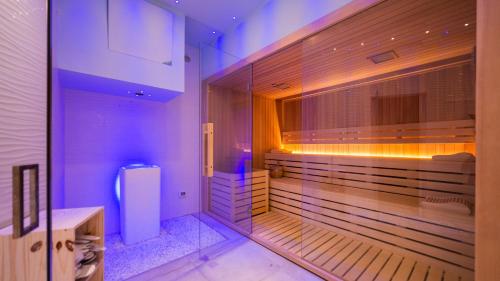 罗马HOTEL CENTER 2的浴室设有紫色灯和冰箱。