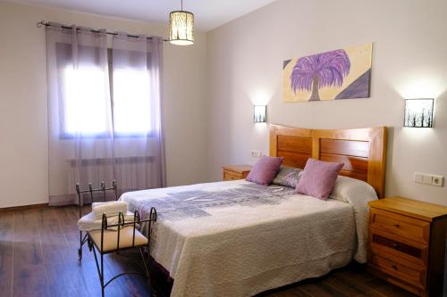Casa Rural Cristina的卧室配有一张带粉红色枕头的大床