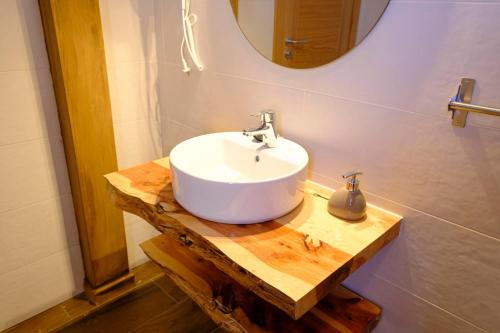 Casa Rural Cristina的浴室设有白色水槽和镜子